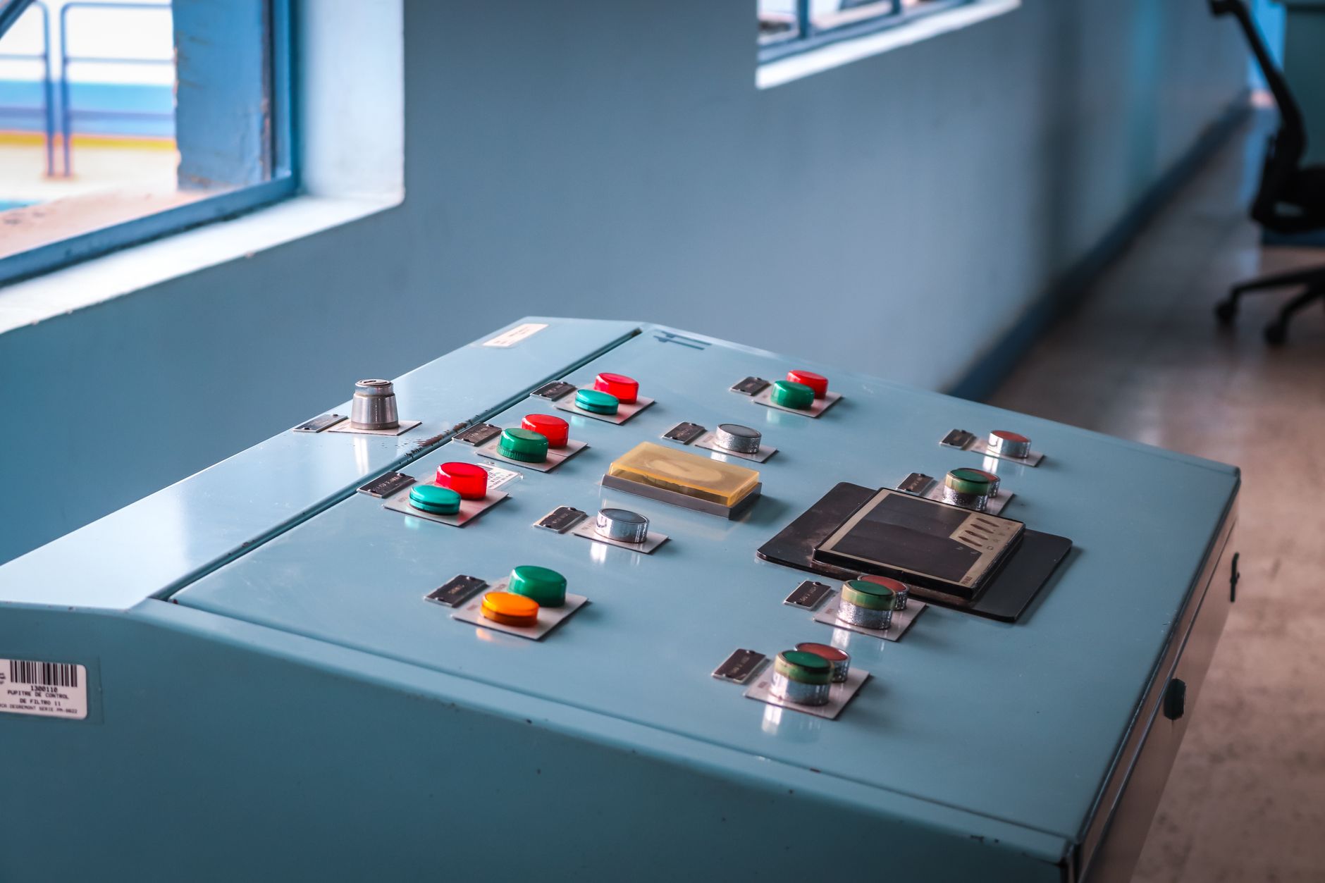 Tableau de commande industriel avec boutons et voyants de couleur