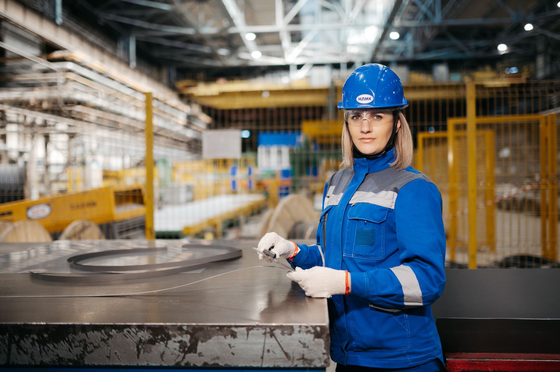 Ingénieure au travail dans un atelier de production industrielle moderne