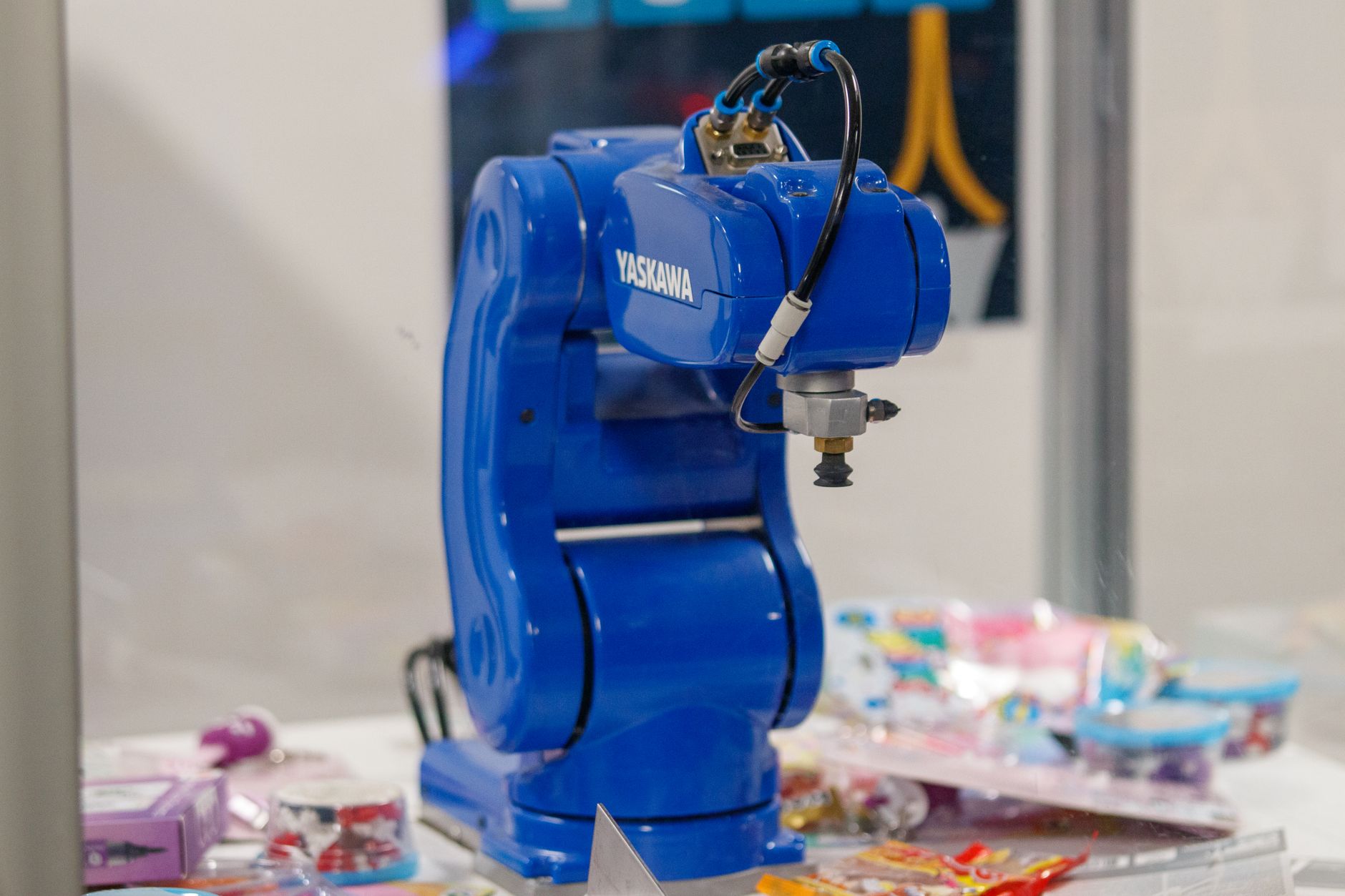 Bras robotisé industriel bleu présenté sur un stand d'exposition